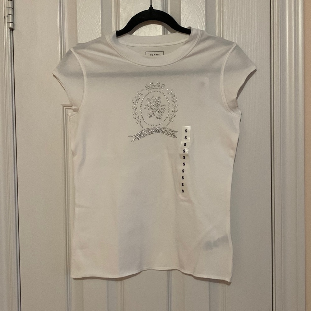 [NWT] White Tommy Hilfiger tee with beaded crest | Size: S